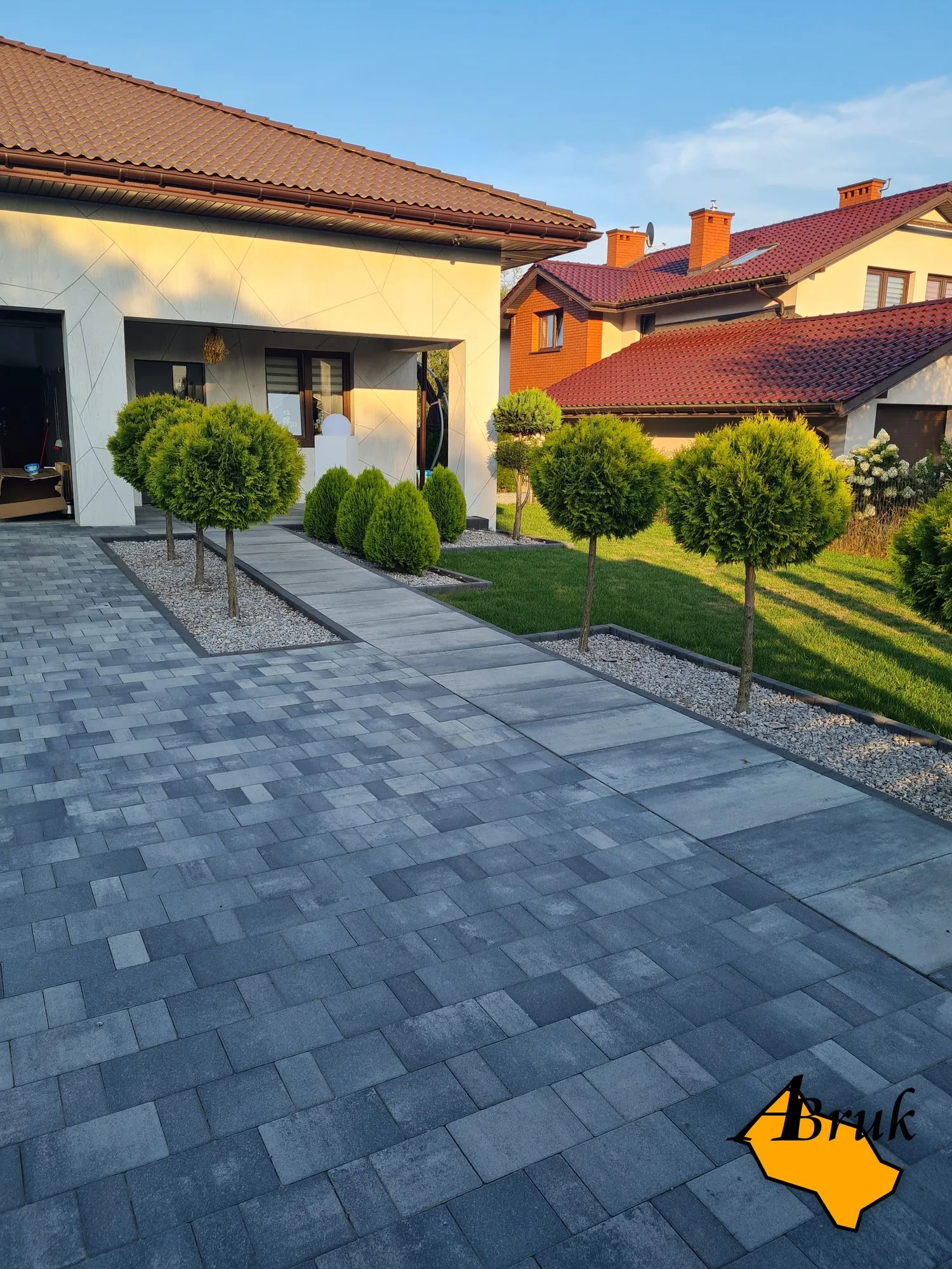Realizacja ABruk - podjazd z kostki brukowej i wejście z płyt betonowych