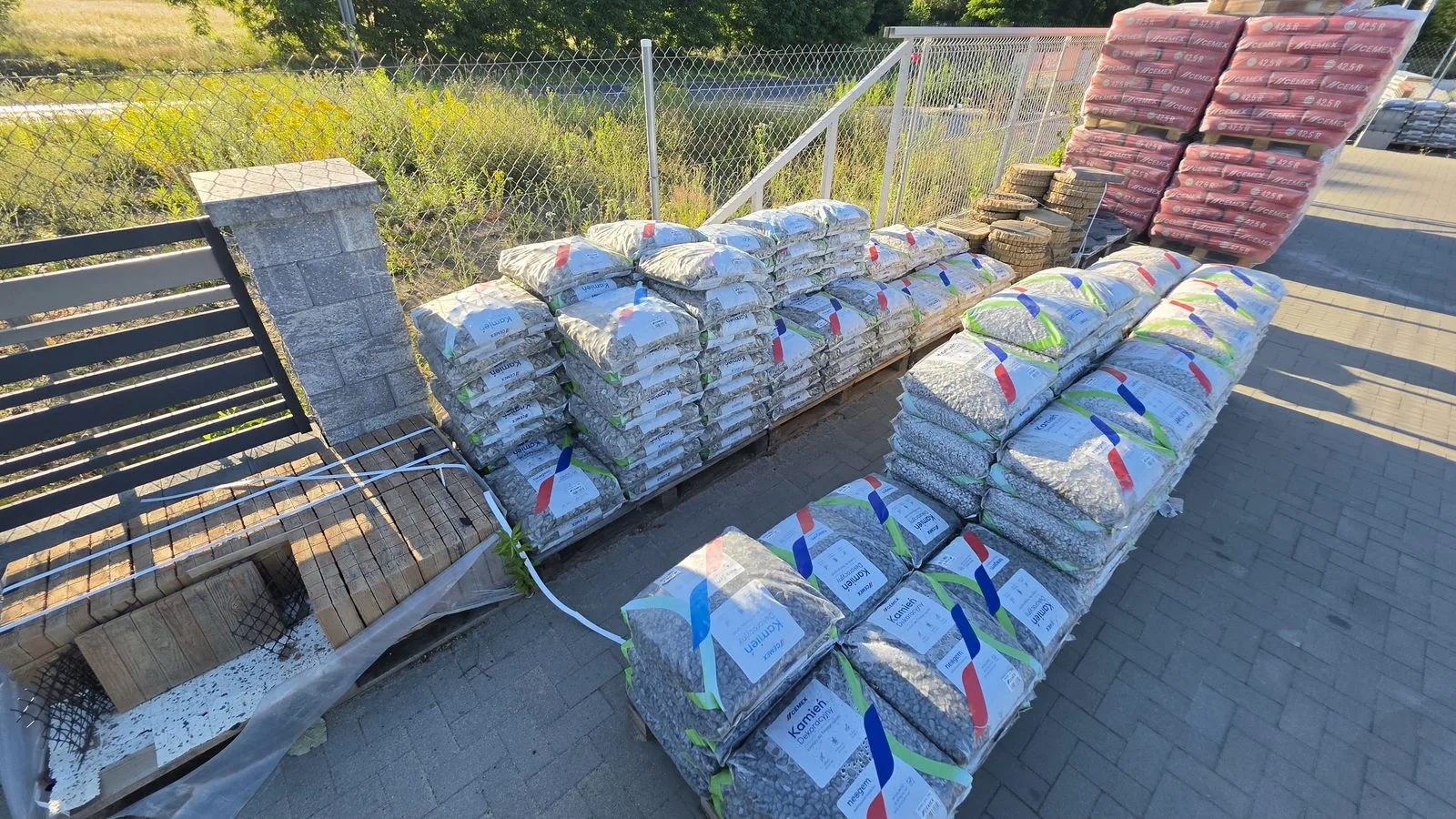 Plac wystawowy ABruk - materiały i ekspozycja asortymentu